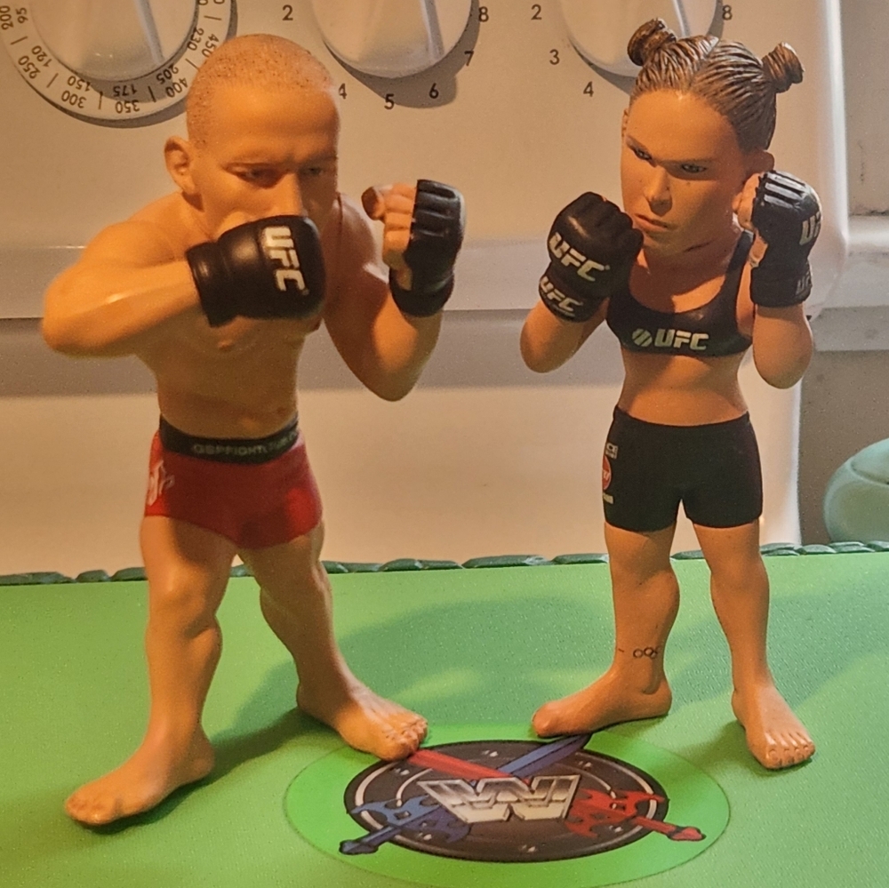 UFC ROUND 5 RONDA Rousey and Georges St. PIERRE COLLECTORS  ACTION FIGURES